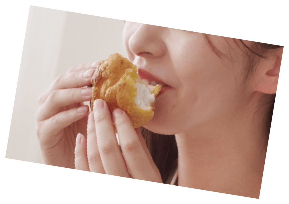 パンを食べている
